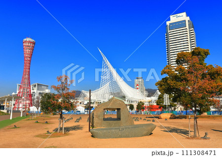 【兵庫県】改装後のポートタワーと神戸メリケンパーク 111308471