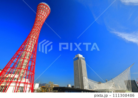 【兵庫県】改装後のポートタワーと神戸メリケンパーク 111308486