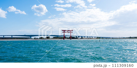 赤鳥居 弁天島観光シンボルタワー　海に浮かぶ鳥居 111309160