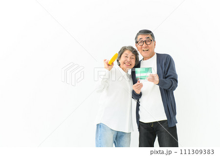通帳を見て喜ぶシニア夫婦 111309383