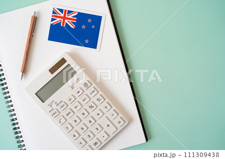 ニュージーランドの国旗、電卓、ノート、ペン 111309438