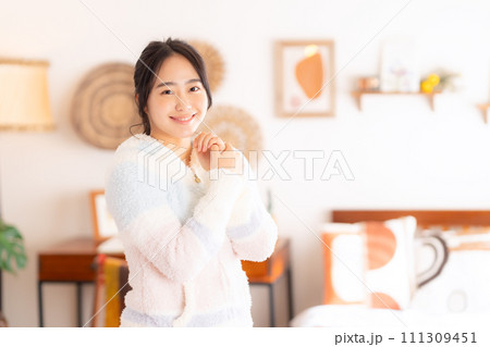 部屋でスキンケアをする大学生の女性 部屋でスキンケアをする大学生の女性 111309451