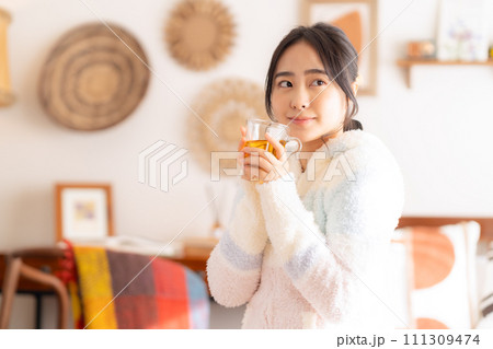 部屋でお茶を飲む大学生の女性 部屋でお茶を飲む大学生の女性 111309474