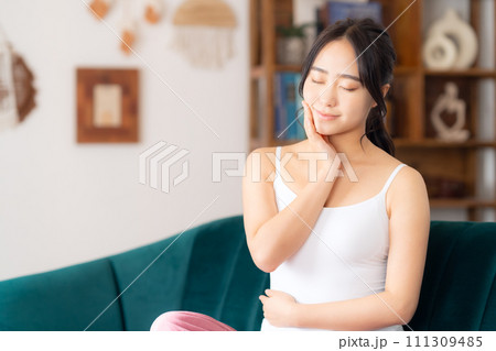 部屋でスキンケアをする大学生の女性 部屋でスキンケアをする大学生の女性 111309485