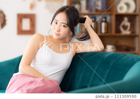 部屋でスキンケアをする大学生の女性 部屋でスキンケアをする大学生の女性 111309500