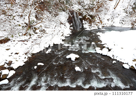 青森県黒石市にある中野もみじ山の冬の不動の滝 青森県黒石市にある中野もみじ山の冬の不動の滝 111310177