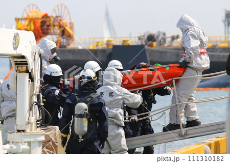 ストレッチャーに載せた負傷者を陸揚げする救助船のクルー（テロ対策訓練） 111310182