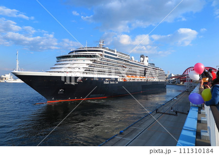 神戸港を出港する、ホーランド・アメリカラインのクルーズ客船「ウェステルダム」 神戸港を出港する、ホーランド・アメリカラインのクルーズ客船「ウェステルダム」 111310184
