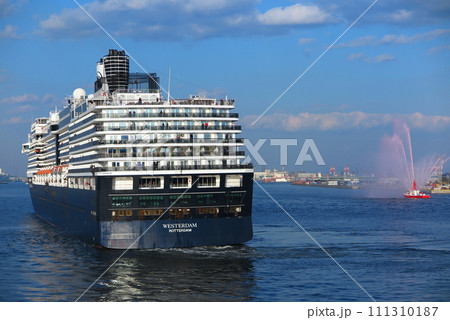 神戸港を出港する、ホーランド・アメリカラインのクルーズ客船「ウェステルダム」 111310187