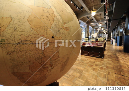 古い地球儀 博物館に展示される古い地球儀 古い地球儀 博物館に展示される古い地球儀 111310813