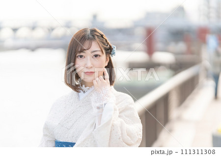 着物の女性 111311308