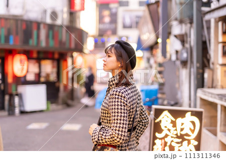 路地裏の女性 111311346