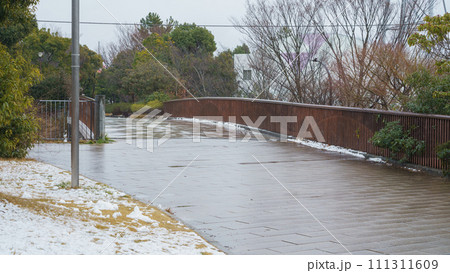【千葉県千葉市】おゆみ野・四季の道　雪の積もる「冬の道・冬の道橋」 111311609