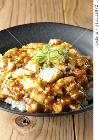 お豆腐たっぷりの長葱乗せ麻婆丼 お豆腐たっぷりの長葱乗せ麻婆丼 111311972
