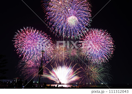 日本の夏を彩る光と色:花火の魔法 日本の夏を彩る光と色:花火の魔法 111312043