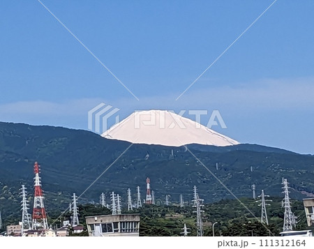 富士山が宝石のようなんてきれいなんだろう。空には飛行機雲 富士山が宝石のようなんてきれいなんだろう。空には飛行機雲 111312164