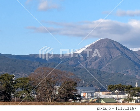 金時山と、雲に隠れる富士山不思議な取り合わせです。 金時山と、雲に隠れる富士山不思議な取り合わせです。 111312167