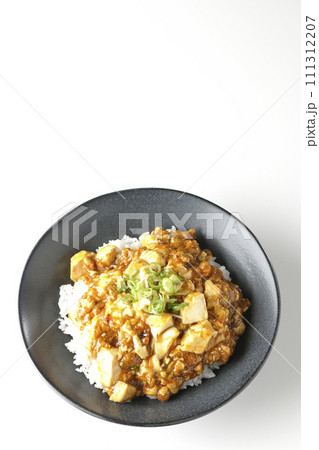 お豆腐たっぷりの長葱乗せ麻婆丼を白背景で俯瞰撮影 111312207