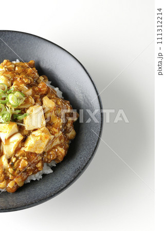 お豆腐たっぷりの長葱乗せ麻婆丼を白背景で俯瞰撮影 111312214
