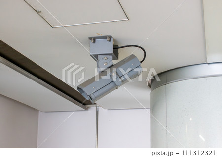 駅の券売機の上の防犯カメラ 111312321