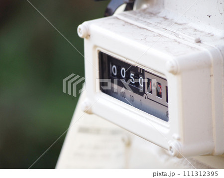 屋外に設置されたメーター 111312395