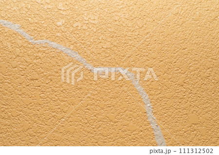 補修された住宅のモルタル壁のひび割れ 補修された住宅のモルタル壁のひび割れ 111312502