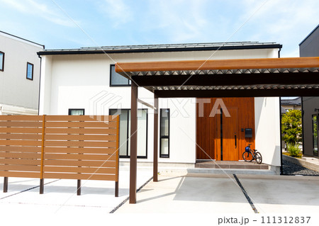 カーポートのあるモダンな住宅 111312837