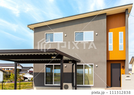 カーポートのあるモダンな住宅 111312838