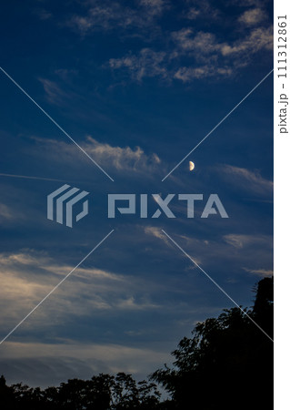 夕暮れの空に浮かんだ半月の月 夕暮れの空に浮かんだ半月の月 111312861