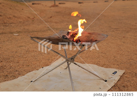 キャンプの醍醐味である焚火 キャンプの醍醐味である焚火 111312865