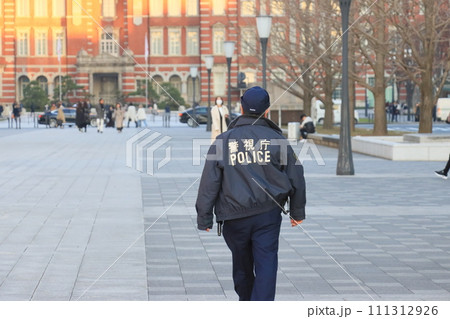 東京駅周辺を警らする警察官　警視庁の警察官 111312926