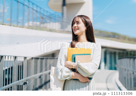 キャンパスを歩く女子大生 111313306