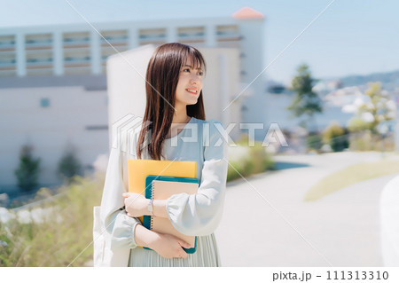 キャンパスを歩く女子大生 111313310