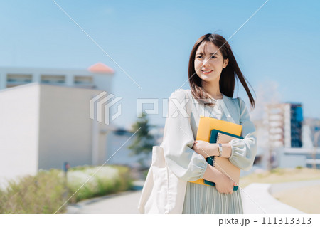 キャンパスを歩く女子大生 111313313