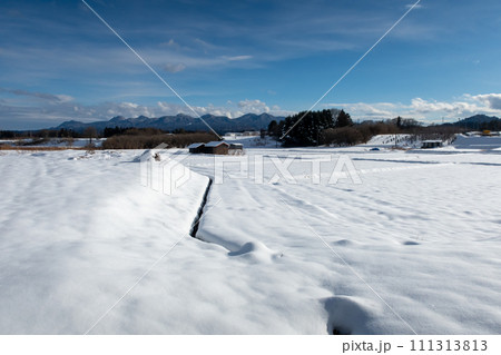 雪景色と榛名山　群馬県 111313813