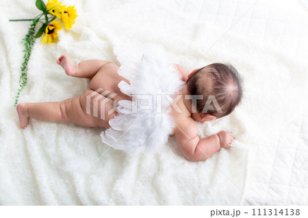 4ヵ月の乳児のアップ ニューボーンフォト 4ヵ月の乳児のアップ ニューボーンフォト 111314138
