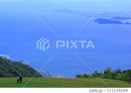 蓬莱山から広大な琵琶湖を望む 111314299