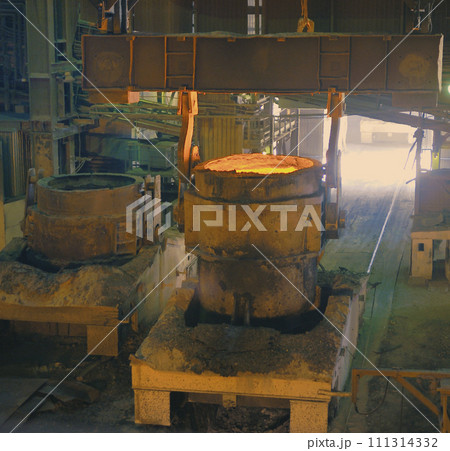 Steel buckets to transport the molten metal 111314332