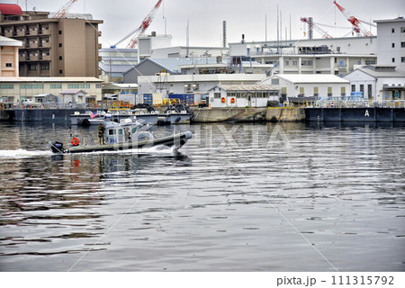 【神奈川】横須賀 ヴェルニー公園から見た米軍のボート 【神奈川】横須賀 ヴェルニー公園から見た米軍のボート 111315792