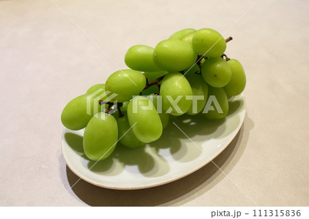 皿にのったシャインマスカット 111315836