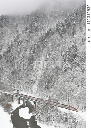 雪景色の秋田新幹線 雪景色の秋田新幹線 111315930