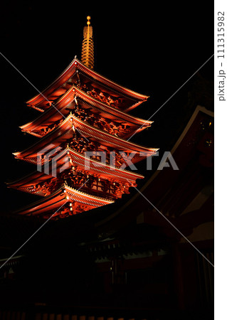 ライトアップされた五重塔 ライトアップされた五重塔 111315982