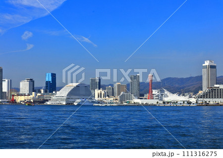 【兵庫県】快晴の神戸メリケンパークとハーバーランド（神戸港） 111316275