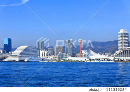 【兵庫県】快晴の神戸メリケンパークとハーバーランド（神戸港） 111316284