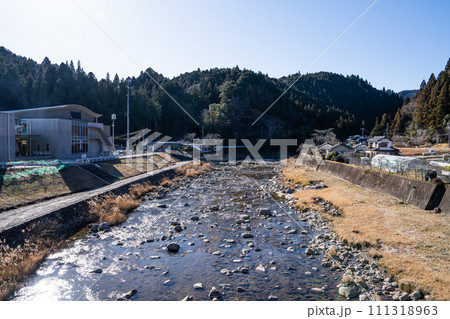 設楽を流れる豊川の水の中(愛知県) 111318963