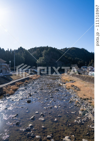 設楽を流れる豊川の橋の上から見た景色(愛知県) 設楽を流れる豊川の橋の上から見た景色(愛知県) 111318967