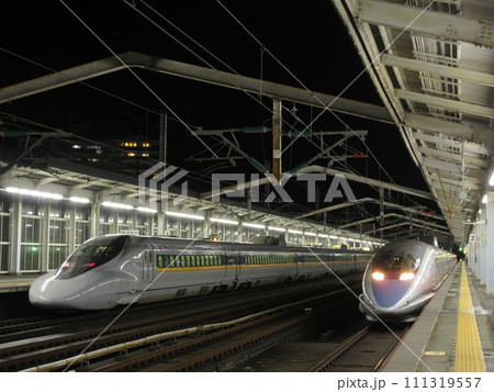 新下関駅で並ぶ700系ひかりレールスターと500系こだま 新下関駅で並ぶ700系ひかりレールスターと500系こだま 111319557