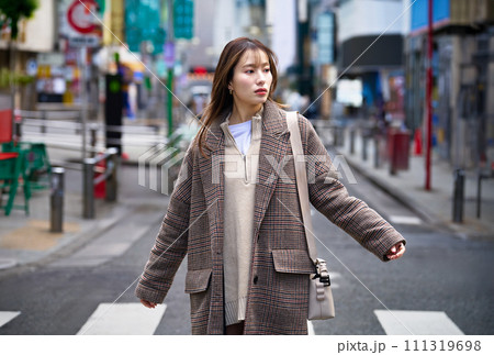 冬服の若い女性 111319698