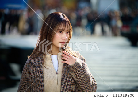 冬服の若い女性 冬服の若い女性 111319800