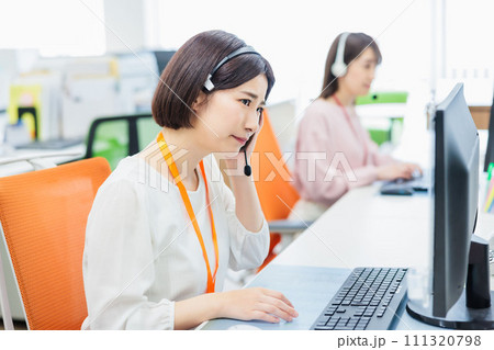コールセンターで働く若い女性 コールセンターで働く若い女性 111320798